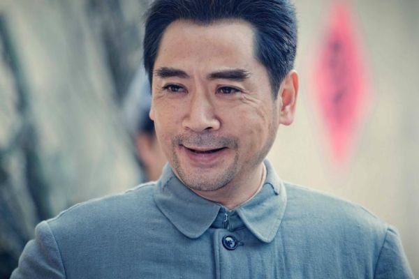 电视剧《光荣与梦想》演员众多?青中年角色分别由两个演员演绎?