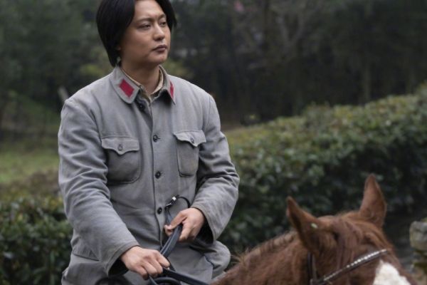 电视剧《光荣与梦想》演员众多?青中年角色分别由两个演员演绎?