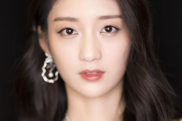 电视剧《站住!花小姐》演员戚砚笛扮演花明月?成青春版千颂伊?