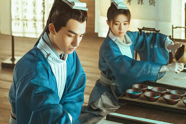《漂亮书生》雪文曦为什么会被欺负?谁来帮助她化解麻烦的?
