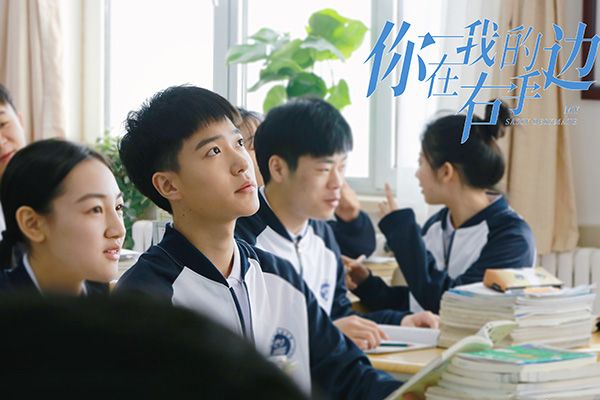 《你在我的右手边》诠释青春含义?极品同桌上演爱恨交织校园故事?