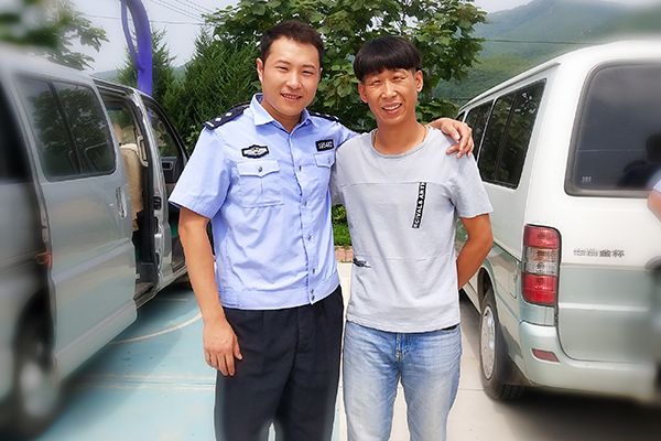 《小镇警事》这部电视剧的执导是谁?吕小品的专业水平如何?