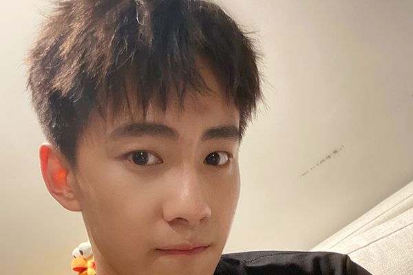 《凤唳九天》演员表中的寒锦衣是谁?寒锦衣的扮演者是晏紫东吗?