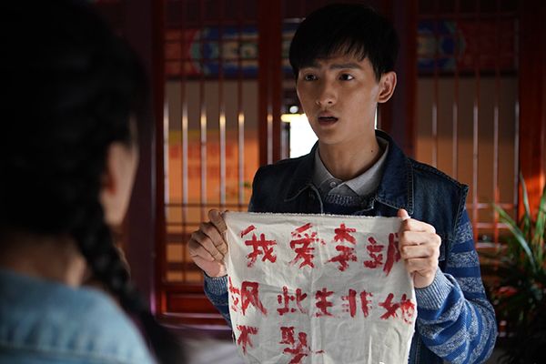 《我爱北京天安门》时代跟言情怎样融入的?具体好在哪些方面?