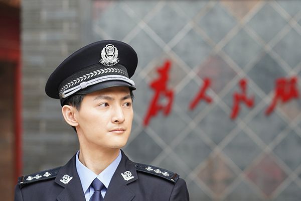 《我爱北京天安门》时代跟言情怎样融入的?具体好在哪些方面?