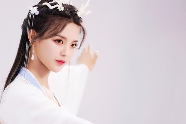 《且听凤鸣》锦鲤杨超越演技遭到质疑?火箭少女101为什么解散?