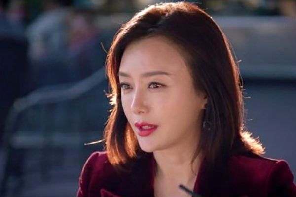 《怪你过分美丽》题材是什么?该剧故事情节有什么巧妙构思之处?