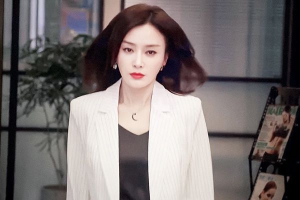 《怪你过分美丽》为何选择秦岚作为女主?该剧男主是已经去世了吗?