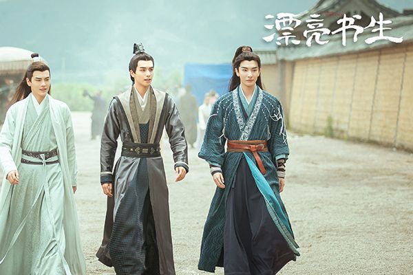 《漂亮书生》讲述了什么剧情?男女主角有夫妻相?