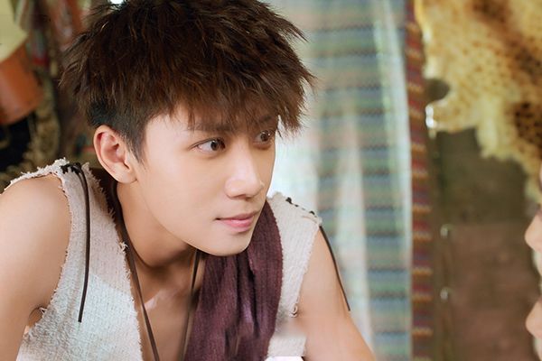 《酋长的男人》主题曲表达了什么情感?主题曲是谁演唱的?