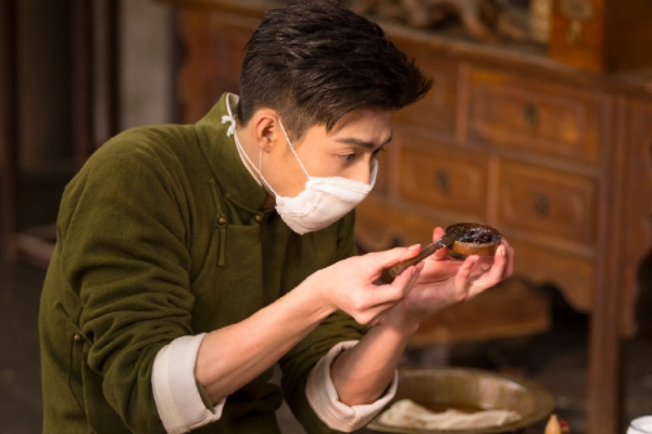《虫图腾》男主潘俊是干什么的?潘俊与虫族五大家族是什么关系?