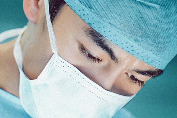 《了不起的儿科医生》讲述了哪代人的故事？该剧的基调是什么？