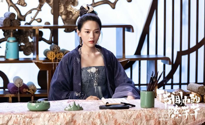 传闻中的陈芊芊的女二是谁出演的？赵露思在剧中担任什么角色？