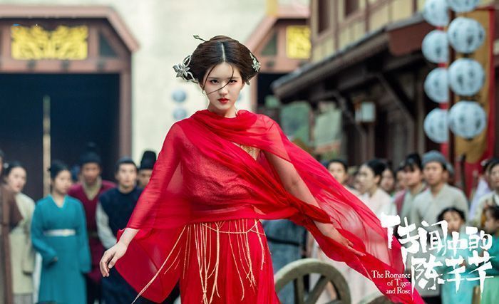 传闻中的陈芊芊的女二是谁出演的？赵露思在剧中担任什么角色？
