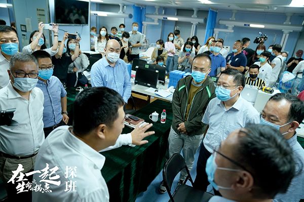 《在一起》讲述的是什么故事?演员张嘉译为何改名为张嘉益?