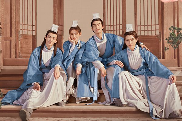 《漂亮书生》为什么学生服是蓝色的?头饰为什么不用金银?