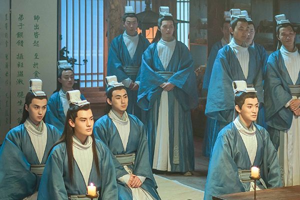 《漂亮书生》为什么学生服是蓝色的?头饰为什么不用金银?