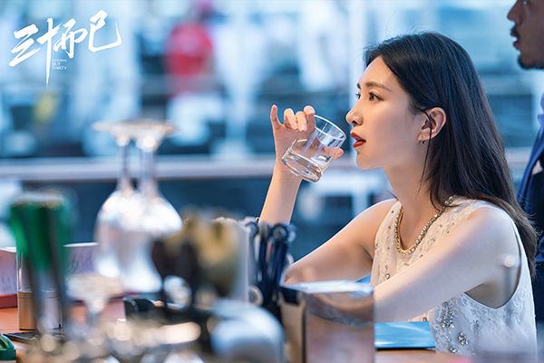 《三十而已》王漫妮为什么会晕倒?是谁帮她叫的救护车?