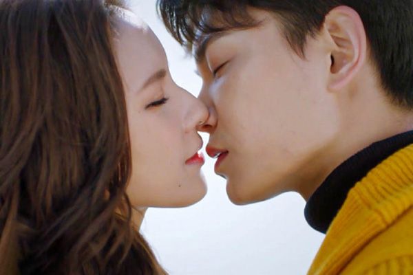 《韫色过浓》拒绝娃娃亲后彼此心动?男女主回老家后发生了什么?