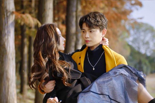《韫色过浓》拒绝娃娃亲后彼此心动?男女主回老家后发生了什么?
