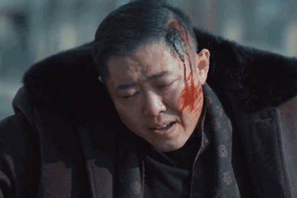 《三叉戟》董虎为什么不想和警察扯上关系?小说中也是这样的吗?