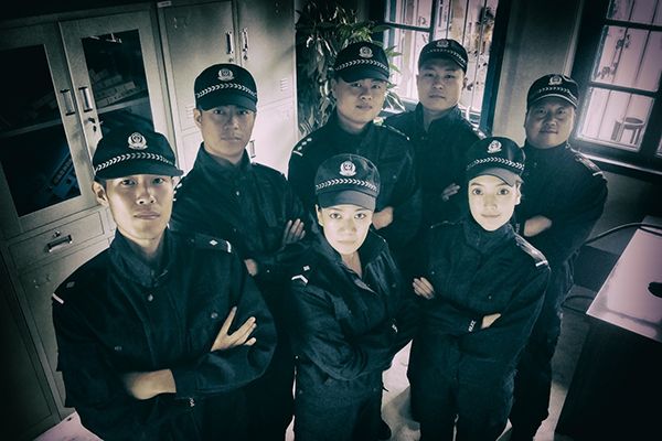 《小镇警事》演员表中的配角哪些让人印象深刻?他们的表现如何?