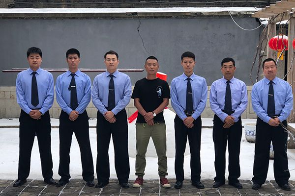 《小镇警事》演员表中的配角哪些让人印象深刻?他们的表现如何?