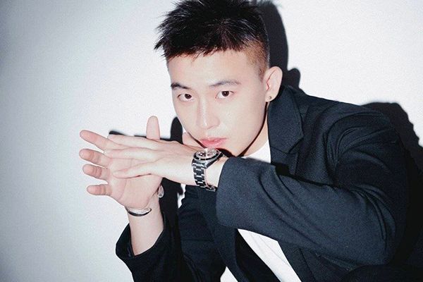 《黑白禁区》的演员阵容到底有多强悍?有头发的包贝尔你怕了吗?