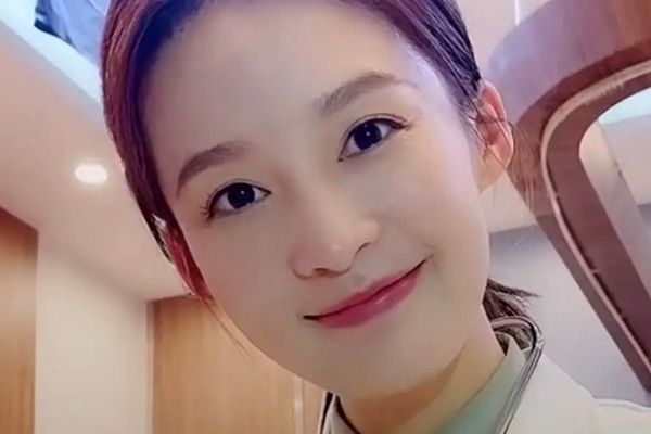 亲爱的戎装卓然和夏初是什么关系?卓然喜欢的是夏初吗?