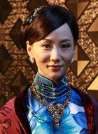 奶奶再爱我一次金玉兰                                                                                                                              刘国钦                    赵美华的儿子，胸无大志且不争气，后更是卷走服装厂的钱而逃走，使得阿足一家陷入困顿之中。